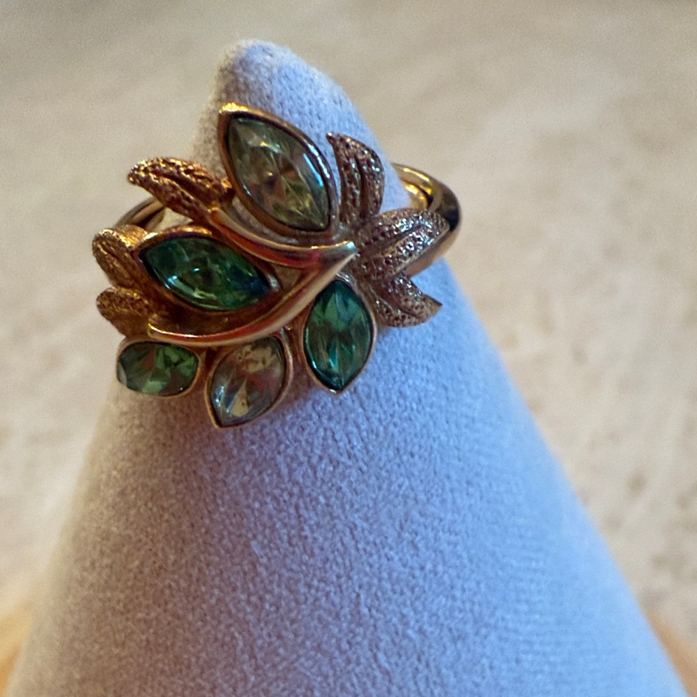 Vintage Avon Elegant Gold and Green Leaf Ring